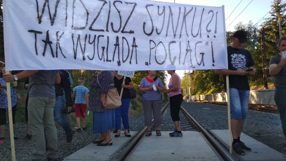 Pociąg Legnica-Lubin nie dojechał do celu. Mieszkańcy zablokowali przejazd - fot. Andrzej Andrzejewski