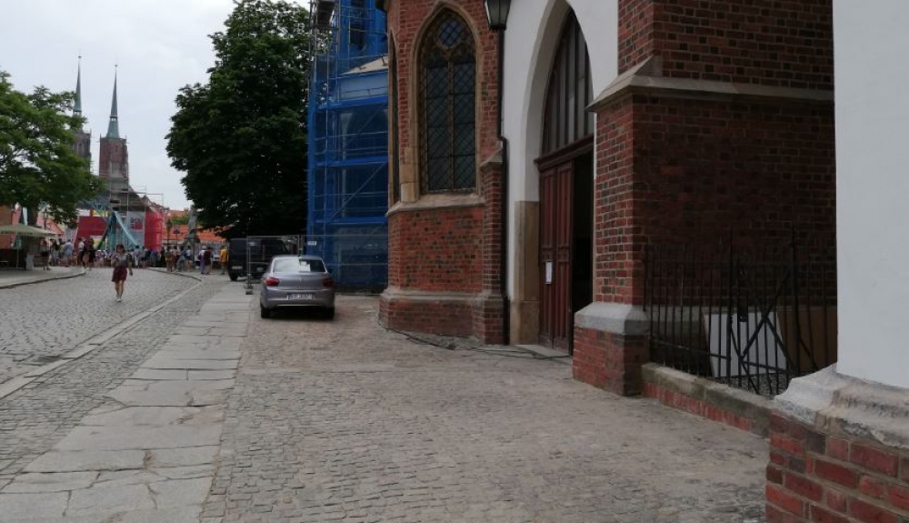 Ksiądz został ugodzony nożem przed kościołem - Miejsce zdarzenia; fot. Beata Makowska