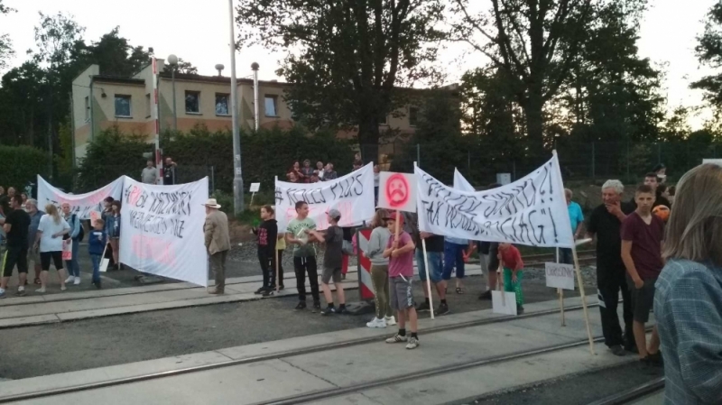 Protest na torach w Raszówce poskutkował - Koleje Dolnośląskie zmieniają decyzję - sobotni protest mieszkańców