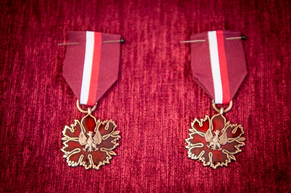 Kustosz Muzeum Narodowego Jacek Witecki i ks. Paweł Cembrowicz z medalami Gloria Artis