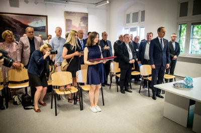 Kustosz Muzeum Narodowego Jacek Witecki i ks. Paweł Cembrowicz z medalami Gloria Artis - 1