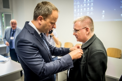Kustosz Muzeum Narodowego Jacek Witecki i ks. Paweł Cembrowicz z medalami Gloria Artis - 2