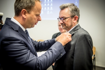 Kustosz Muzeum Narodowego Jacek Witecki i ks. Paweł Cembrowicz z medalami Gloria Artis - 3