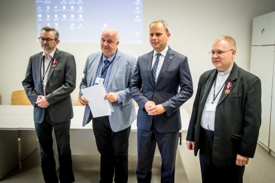Kustosz Muzeum Narodowego Jacek Witecki i ks. Paweł Cembrowicz z medalami Gloria Artis - 4