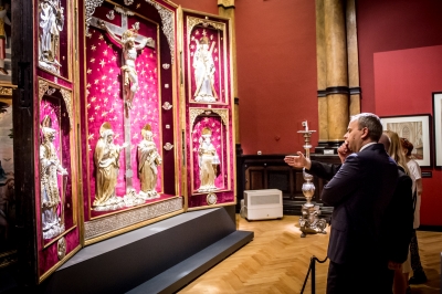 Kustosz Muzeum Narodowego Jacek Witecki i ks. Paweł Cembrowicz z medalami Gloria Artis - 5
