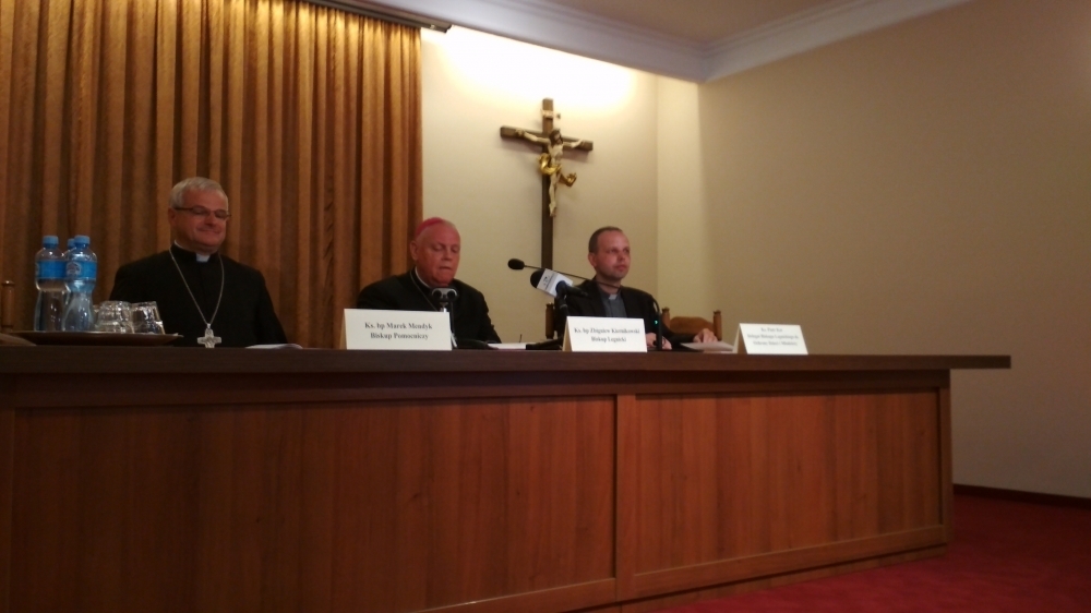 Biskup Zbigniew Kiernikowski przeprasza ofiary księży i zapowiada zmiany - fot. Andrzej Andrzejewski