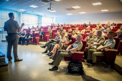 Oficerowie z wyższych uczelni wojskowych dyskutują we Wrocławiu