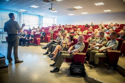Oficerowie z wyższych uczelni wojskowych dyskutują we Wrocławiu