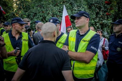 Wrocław: Wieczorny marsz upamiętniający ofiary rzezi wołyńskiej rozwiązany [ZDJĘCIA] - 11