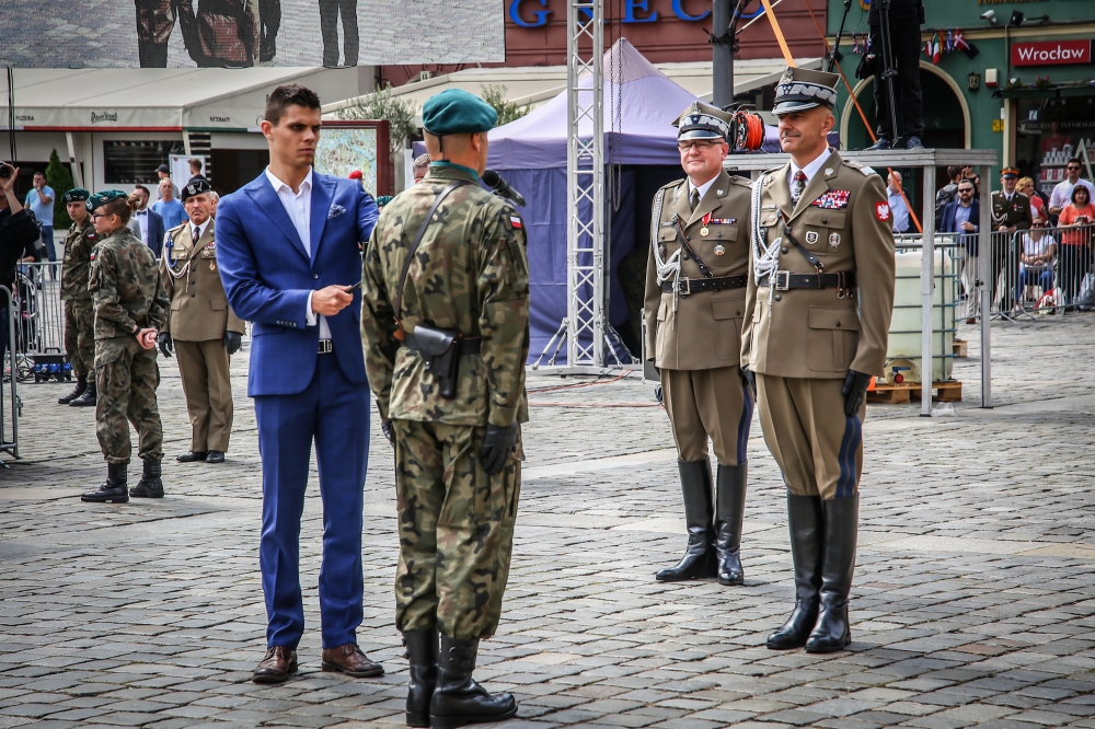 Oto nowi oficerowie. Ceremonia odbyła się na wrocławskim Rynku [ZDJĘCIA]