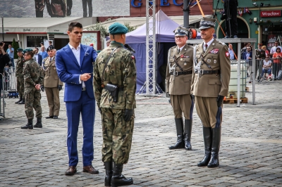 Oto nowi oficerowie. Ceremonia odbyła się na wrocławskim Rynku [ZDJĘCIA] - 0
