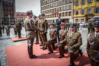Oto nowi oficerowie. Ceremonia odbyła się na wrocławskim Rynku [ZDJĘCIA] - 3