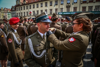 Oto nowi oficerowie. Ceremonia odbyła się na wrocławskim Rynku [ZDJĘCIA] - 6