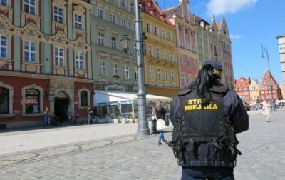 Strażnicy miejscy widzą więcej. Testują kamery przyczepiane do mundur&oacute;w