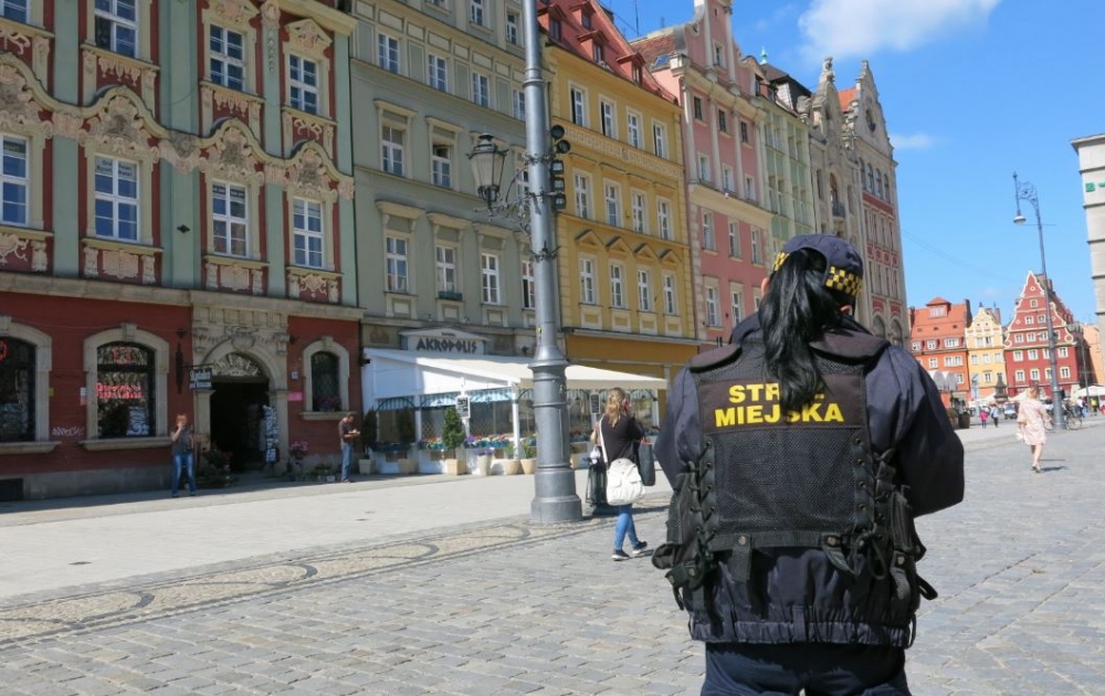 Strażnicy miejscy widzą więcej. Testują kamery przyczepiane do mundurów - fot. archiwum.radiowroclaw.pl