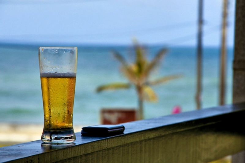 Czy na kąpieliskach powinien być sprzedawany alkohol? - zdjęcie lustracyjne: Odair da Rosa/flickr.com (Creative Commons)