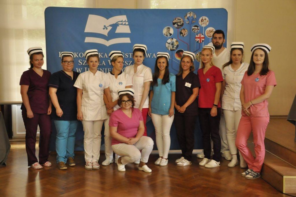 Jelenia Góra: Pierwsi absolwenci pielęgniarstwa odebrali dyplomy - fot. Facebook (Karkonoska Państwowa Szkoła Wyższa w Jeleniej Górze)