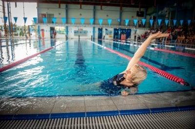 Wrocław: Mistrzostwa w pływaniu pieskiem. 300 biletów na licytację na rzecz schroniska