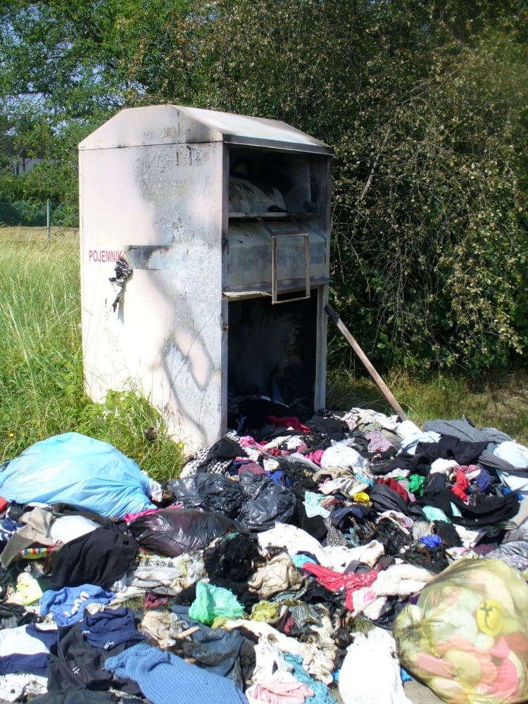 Wrocław: Wysyp nielegalnie stawianych kontener&oacute;w na odzież używaną