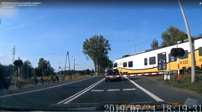 O krok od tragedii. Kierowca wjechał na przejazd kolejowy, mimo czerwonego światła [WIDEO]