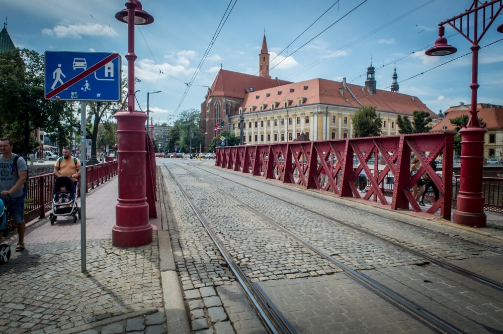 Pierwsze kłódki miłości zawisły na mostach młyńskich - fot. Andrzej Owczarek