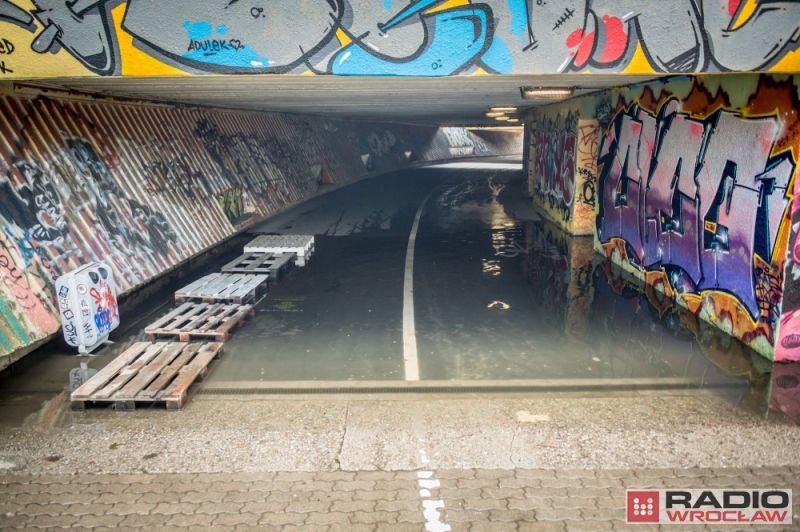 Tor przeszkód w zalanym przejściu podziemnym na placu Społecznym - fot. Andrzej Owczarek