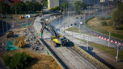 Wrocław: Sporo utrudnień w ruchu drogowym. Rozbiórka estakady na pl. Społecznym [SPRAWDŹ, WIDEO Z DRONA] - 11