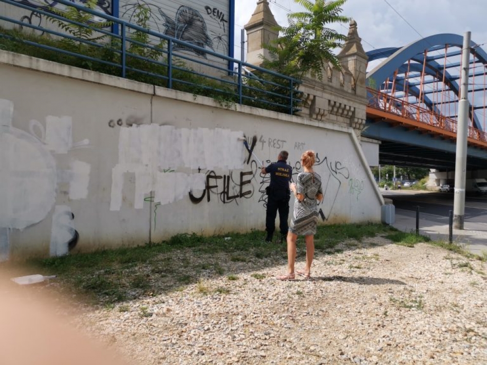 Wrocław: Strażnicy miejscy zamalowują graffiti nawołujące do nienawiści - Fot: Straż Miejska