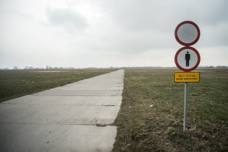 Lotnisko w Legnicy przestaje istnieć. Miasto sprzedało je pod fabrykę - fot. Andrzej Owczarek