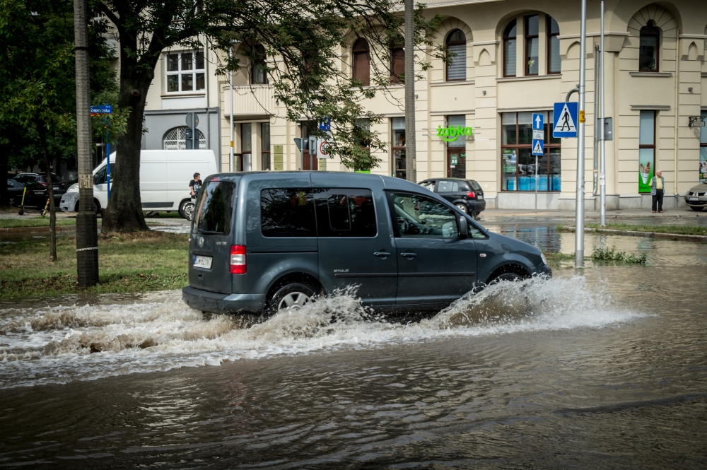 Rwąca rzeka na ulicy Zaporoskiej we Wrocławiu [ZDJĘCIA]