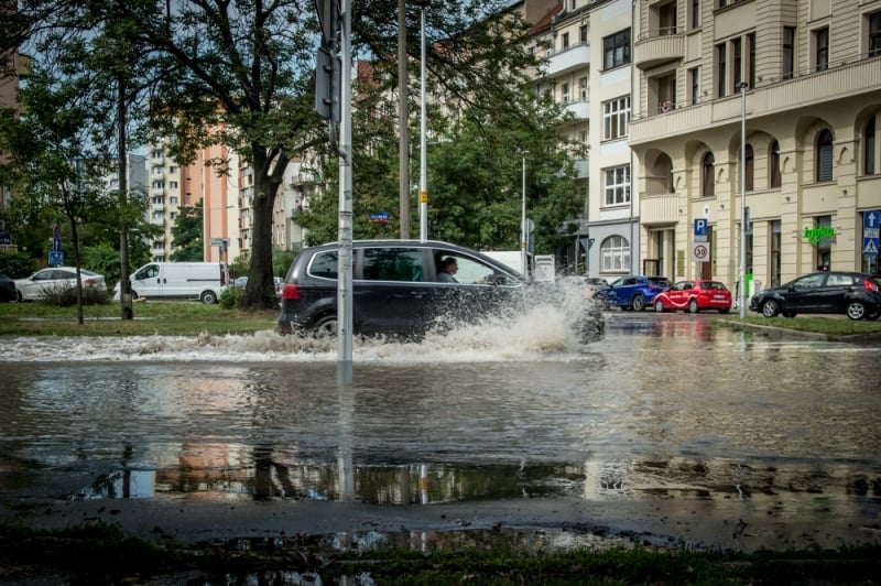 Rwąca rzeka na ulicy Zaporoskiej we Wrocławiu [ZDJĘCIA] - fot. Andrzej Owczarek