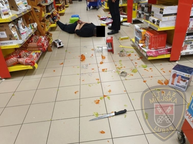 Atak nożownika w jednym z supermarketów w Lubaniu - Fot: Straż Miejska Lubań