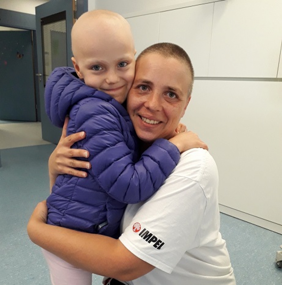 Sanitariuszka z Przylądka Nadziei ścięła włosy dla małej pacjentki - Fot: Przylądek Nadziei