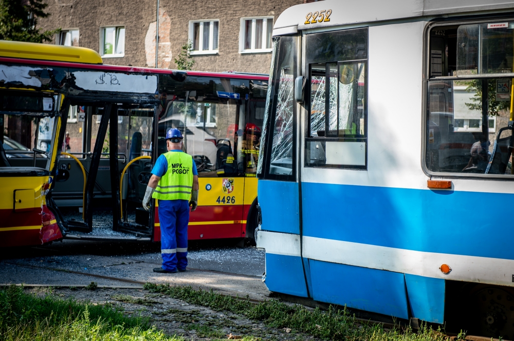 Wypadek autobusu z tramwajem na Tarnogaju [ZOBACZ] - (fot. Andrzej Owczarek)