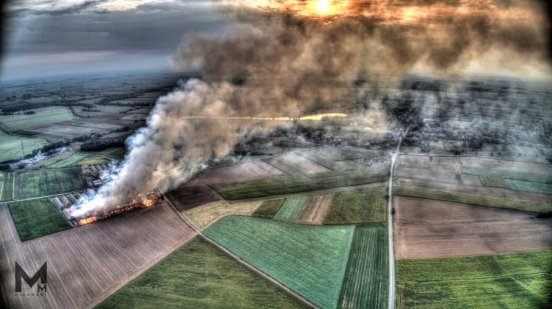 Ogromny pożar w Jordanowie Śląskim. Płonie słoma przy fabryce [ZOBACZ] - zdjęcie i film: Michał Mirowski