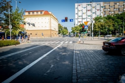 Przez domalowaną linię ciągłą muszą do domu wracać objazdem