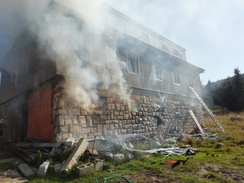 W Karkonoszach płonie budynek przy hotelu Spindlerova Bouda - fot.