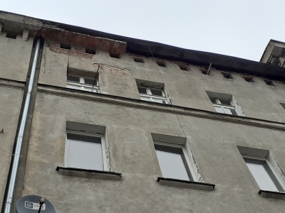 „To cud, że nikt nie ucierpiał”. Zawalił się gzyms kamienicy we Wrocławiu - 0