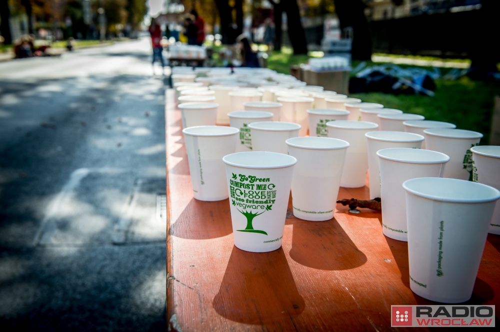 Maratończycy we Wrocławiu nie piją dziś wody z plastikowych kubków i butelek - fot. Andrzej Owczarek