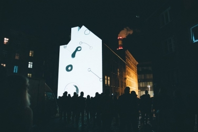 Wrocław: Prace artystów z całego świata pokazano na fasadach kamienic Nadodrza [ZDJĘCIA]