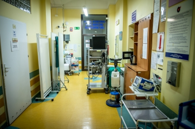 Pacjenci na korytarzach w Dolnośląskim Centrum Transplantacji Komórkowych. Nowej siedziby jak nie było, tak nie ma - 9