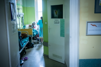 Pacjenci na korytarzach w Dolnośląskim Centrum Transplantacji Komórkowych. Nowej siedziby jak nie było, tak nie ma - 10