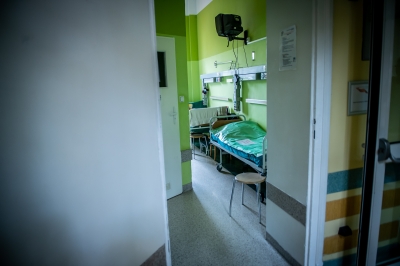 Pacjenci na korytarzach w Dolnośląskim Centrum Transplantacji Komórkowych. Nowej siedziby jak nie było, tak nie ma - 11