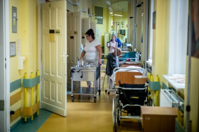 Pacjenci na korytarzach w Dolnośląskim Centrum Transplantacji Komórkowych. Nowej siedziby jak nie było, tak nie ma - 12