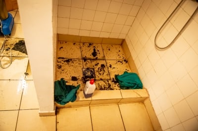Pacjenci na korytarzach w Dolnośląskim Centrum Transplantacji Komórkowych. Nowej siedziby jak nie było, tak nie ma - 15