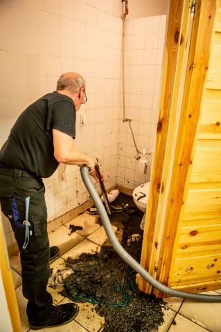Pacjenci na korytarzach w Dolnośląskim Centrum Transplantacji Komórkowych. Nowej siedziby jak nie było, tak nie ma - 16