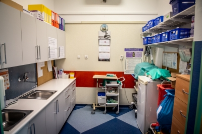 Pacjenci na korytarzach w Dolnośląskim Centrum Transplantacji Komórkowych. Nowej siedziby jak nie było, tak nie ma - 1