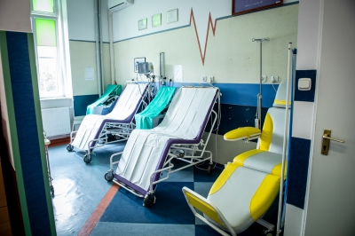 Pacjenci na korytarzach w Dolnośląskim Centrum Transplantacji Komórkowych. Nowej siedziby jak nie było, tak nie ma - 2