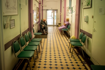 Pacjenci na korytarzach w Dolnośląskim Centrum Transplantacji Komórkowych. Nowej siedziby jak nie było, tak nie ma - 3