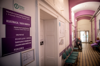 Pacjenci na korytarzach w Dolnośląskim Centrum Transplantacji Komórkowych. Nowej siedziby jak nie było, tak nie ma - 4